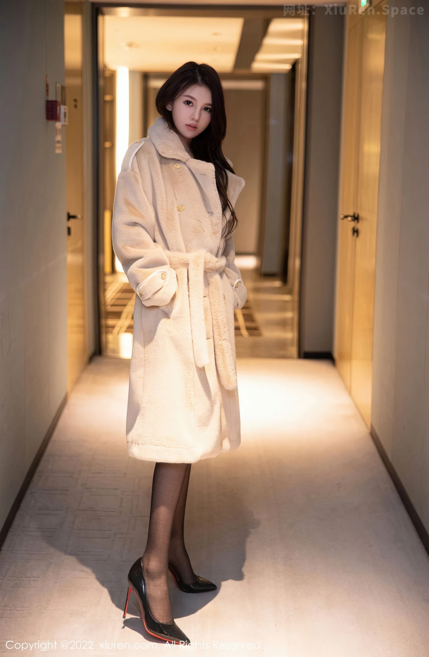 图片[4]-[XiuRen秀人网]2022.12.19 VOL.6013 美七Mia 白色连体比基尼泳装性感私房写真集-秀人网官方网站